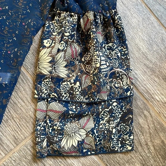 Labellum Hillary Scott print blouse Bell Sleeves Navy Tie at neck Women’s Size M - Picture 5 of 13